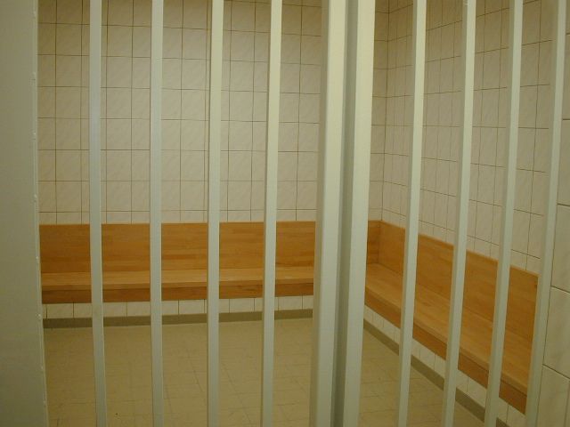 gewahrsamraumbaenkchen.jpg